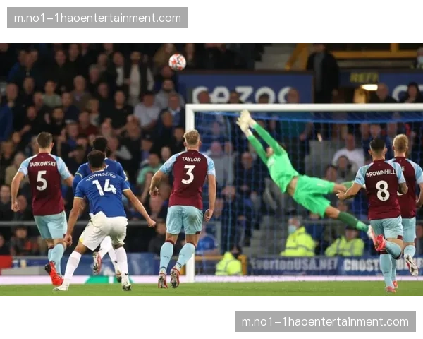 富勒姆边后卫前插助攻积极,格雷传中精准找到里沙利松